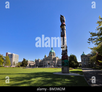 Totem pole in front of the Parliament Buildings, Victoria, British Columbia, Canada Stock Photo