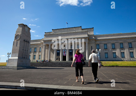Couple visiting the Auckland Museum in The Domain. Auckland, North Island, New Zealand Stock Photo
