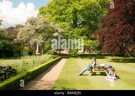 Students reading in the Fellows garden, Sidney Sussex college Cambridge University, Cambridge UK Stock Photo