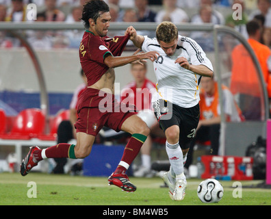 German national soccer players Lukas Podolski (C) poses with German Stock Photo: 89734697 - Alamy