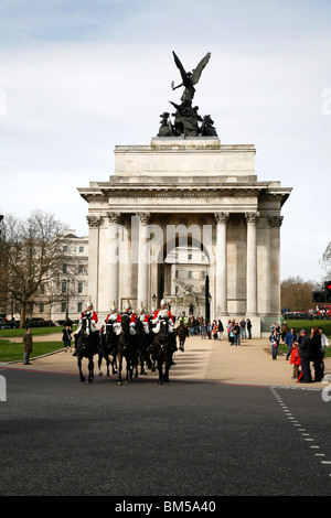 Household Cavalry ride through Wellington Arch, Hyde Park Corner, on their way to the Changing the Guard ceremony, London, UK Stock Photo