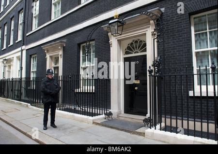 10 Downing Street with policeman Stock Photo