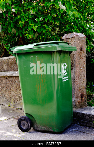 Wheelie bin outside house waiting for refuse collection Stock Photo ...