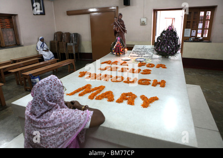 A num prays at the tomb of Mother Teresa at Mother House in Kolkata, formerly called Calcutta in West Bengal, India. Stock Photo