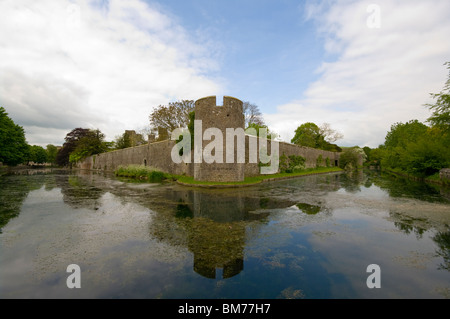 The Outer Wall And Moat Of The Bishops Palace Wells Somerset England Stock Photo