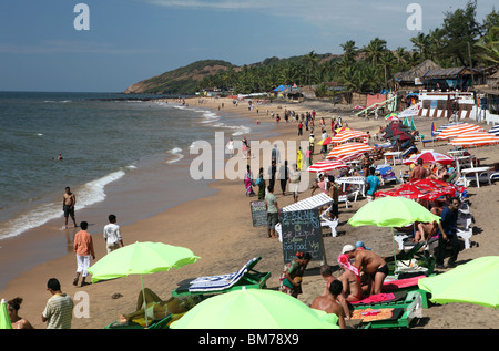 Crowds on the beach in Anjuna, in northern Goa, Goa State, India. Stock Photo