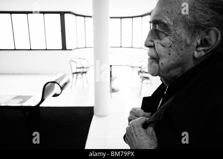 Oscar Niemeyer architect draws his designs on the wall and on paper of his Copacabana studio in Rio de Janeiro, Brazil. Oscar Ribeiro de Almeida Niemeyer Soares Filho (December 15, 1907 December 5, 2012). Portrait of Niemeyer in his studio. Stock Photo