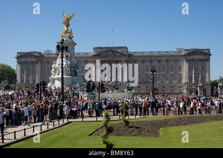 queen victoria monument buckingham palace crowd