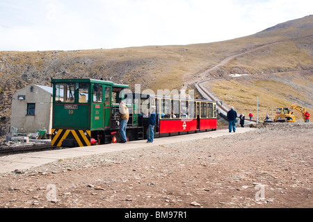 Snowdon Mountain Railway engine and passenger coach at Clogwyn station, 3/4 of the way to the summit of Wales' highest mountain Stock Photo