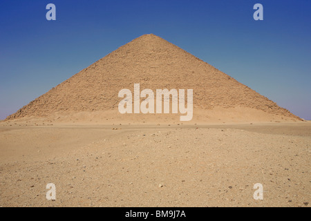 The Red Pyramid (also called the North Pyramid) of the Egyptian Pharaoh Sneferu (4th dynasty) at Dahshur, Egypt Stock Photo