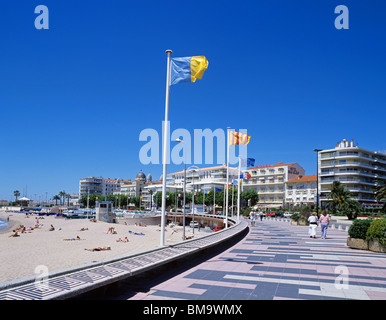 Seafront promenade at the Mediterranean resort of Saint-Raphael on the Cote d'Azur Stock Photo