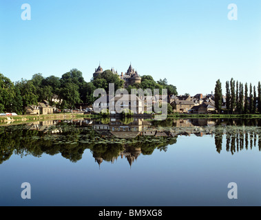 Combourg - Reflections of Chateau de Combourg in Lac Tranquille Stock Photo