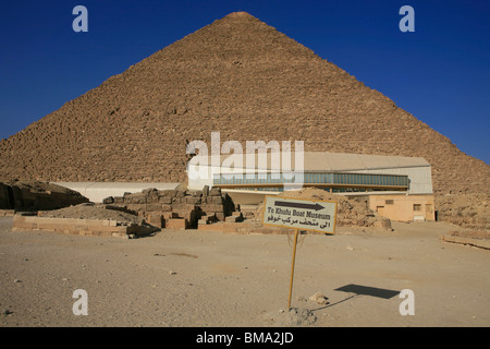 The Great Pyramid of Pharaoh Khufu and the Solar Boat Museum at Giza, Egypt Stock Photo