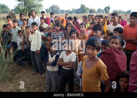 Villagers gather in rural location north of Jaipur, Rajasthan Stock Photo