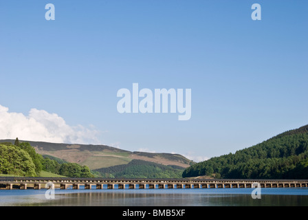 view ladybower derwent reservoir pipe line viaduct peak district derbyshire Stock Photo