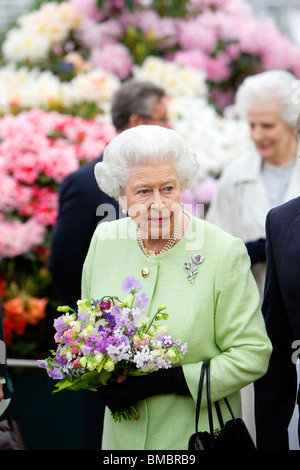 Britain's Queen Elizabeth II attends the Chelsea Flower Show at the Royal Hospital in Chelsea, west London in 2009 Stock Photo