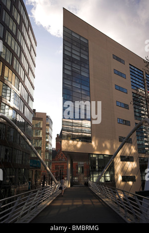 Footbridge over London Road to Piccadilly Station, Piccadilly Place, Manchester, UK Stock Photo