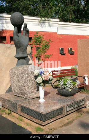 Grave of the Soviet and Russian puppet master Sergey Obraztsov at Novodevichy Cemetery in Moscow, Russia Stock Photo