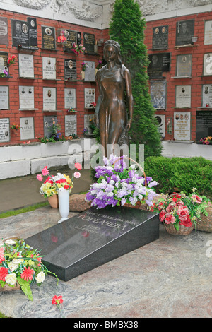 Grave of Raisa Maximovna Gorbacheva (1932-1999), spouse of the Soviet leader Mikhail Gorbachev at Novodevichy Cemetery in Moscow, Russia Stock Photo