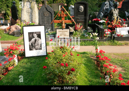 Grave of the Soviet Russian film actor Oleg Yankovsky at Novodevichy Cemetery in Moscow, Russia Stock Photo