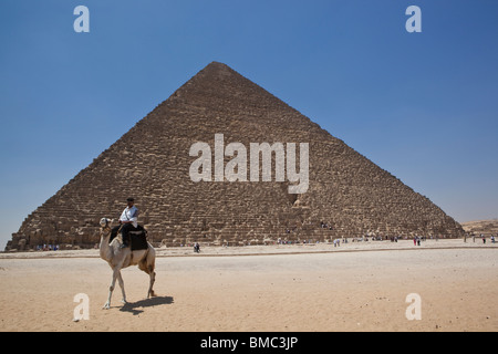 A tourist police officer on a camel in front of the Great Pyramid, Giza, Egypt Stock Photo