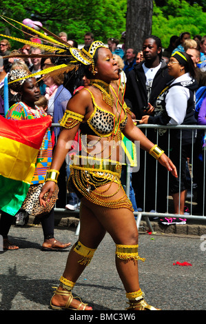 Luton Carnival Ghana Ashanti Kingdom dancing girl 2010 Stock Photo