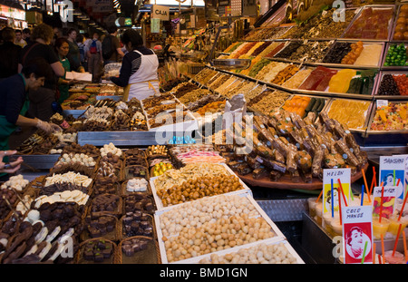 CONFECTIONERY SWEETS DRIED FRUIT AND CHOCOLATE  LA BOQUERIA MARKET STALL BARCELONA SPAIN Stock Photo
