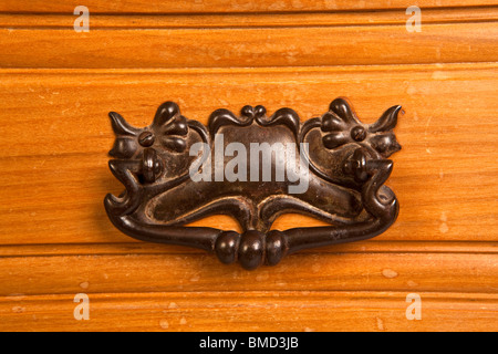 Furniture late Victorian, or Edwardian, walnut 3 drawer dressing table handle, detail Stock Photo