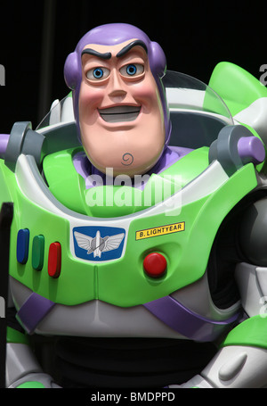 BUZZ LIGHTYEAR RANDY NEWMAN HONORED WITH A STAR ON THE HOLLYWOOD WALK OF FAME HOLLYWOOD LOS ANGELES CA 02 June 2010 Stock Photo