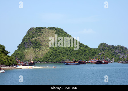 Junkboats and beach in the Halong Bay, Vietnam Stock Photo
