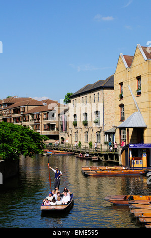 Punting on the River Cam near the Quayside area, Cambridge, England, UK Stock Photo