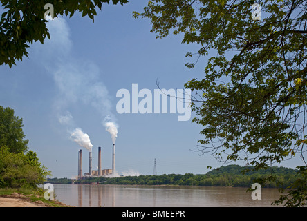 The Ghent Generating Station, a coal-fired power plant on the Ohio River operated by Kentucky Utilities Stock Photo