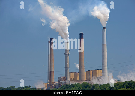 Ghent, Kentucky - The Ghent Generating Station, a coal-fired power plant on the Ohio River operated by Kentucky Utilities. Stock Photo