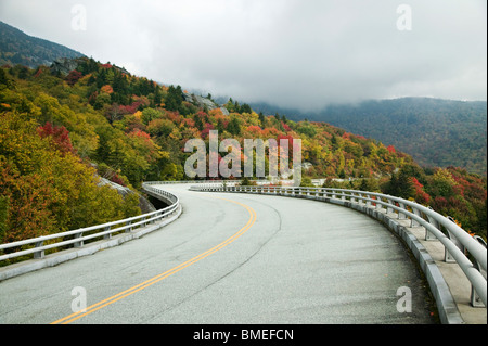 North America, USA, North Carolina, View of road passing by Blue Ridge Parkway Stock Photo