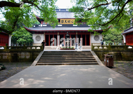 Main hall of Yuewang Temple, Hangzhou City, Zhejiang Province, China Stock Photo