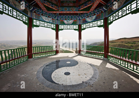 Pavilion built to view Qiankun Wan of the Yellow River, Tugang, Yanchuan County, Yan'an City, Shaanxi Pronvince, China Stock Photo