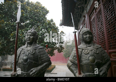 Bronze statue of ancient soldiers, Yue Fei Temple, Kaifeng, Henan Province, China Stock Photo