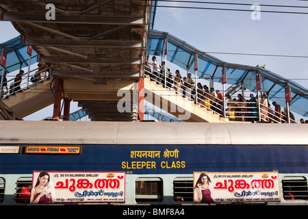 India, Kerala, Kollam Junction Railway Station, passengers on footbridge crossing over line Stock Photo