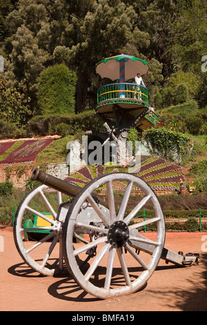 India, Tamil Nadu, Udhagamandalam (Ooty), Botanical Gardens, Italian Garden terrace, old British colonial field gun Stock Photo
