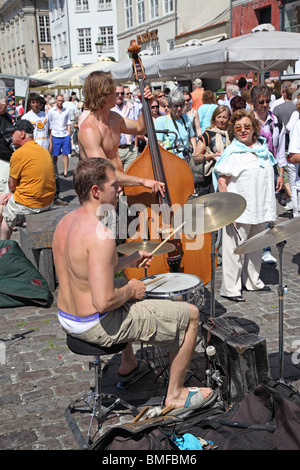 Jazz along waterside in the old harbour quarter Nyhavn in Copenhagen, Denmark, on a hot Saturday afternoon in the tourist season. Cosy ambience. Stock Photo