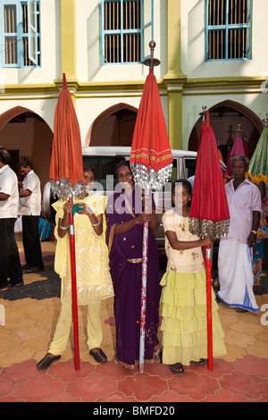 India, Kerala, Alappuzha, (Alleppey) Arthunkal, feast of St. Sebastian, women holding closed procession parasols Stock Photo