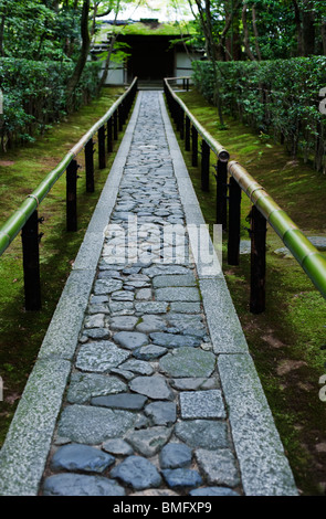 A stone path leads to the gate at Koto-in, a sub temple of Daitoku-ji, Kyoto, Japan Stock Photo