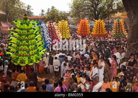 India, Kerala, Koorkancherry Sree Maheswara Temple, Thaipooya Mahotsavam festival, Kavadiyattom dance, crowd watching dancers Stock Photo