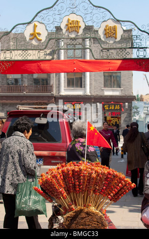 Traditional snack Tanghulu sold in Dashilan Shopping Street, Qianmen Street, Beijing, China Stock Photo