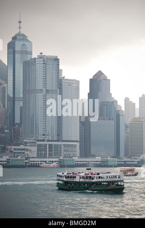 Star Ferry sailing in Hong Kong Harbour between Central and Tsim Sha Tsui Stock Photo