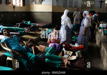 INDIA Kolkata, Kali Ghat, Nirmal Hriday hospice for the dying at Kali temple, founded by Mother Teresa, order sister & volunteers from Europe at work Stock Photo