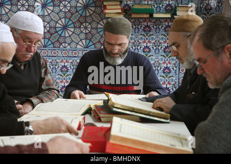 Believers studying the Quran, Bremen, Germany Stock Photo