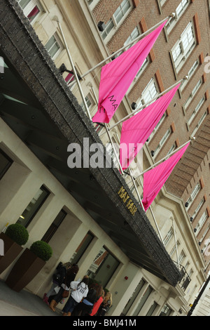 Autograph hunters wait patiently outside the main entrance to the Mayfair Hotel in Stratton Streeta stones throw from Green Park Stock Photo