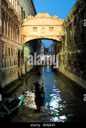 Gondola passing under the Bridge of Sighs, Venice at night Stock Photo