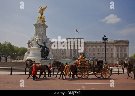 A Royal coach in front of Buckingham Palace, London Stock Photo